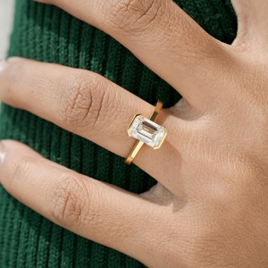Anillo de Compromiso con Diamante Cultivado en Laboratorio con Corte Esmeralda, Diseño Elegante, en Oro Amarillo de 14K, Anillo de Diamantes Finos para Mujer - Product Image 5