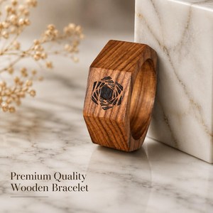 Bracelet manchette large en bois naturel géométrique à grain facetté - Product Image 1