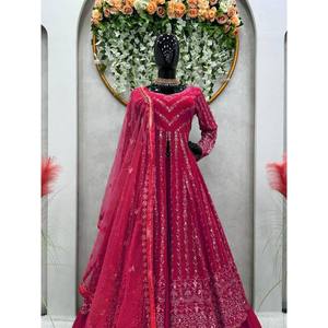 Lehenga et dupatta en organza avec broderies de sequins, silhouette robe de bal pour un look de soirée - Product Image 2