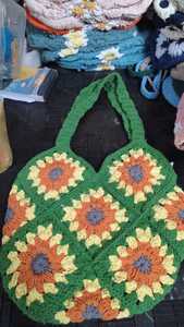 Bolso de mano de ganchillo de algodón hecho a mano, bolso de hombro tejido con cuadrados Granny Square, bolso de compras de moda boho para el mercado y la playa - Product Image 3
