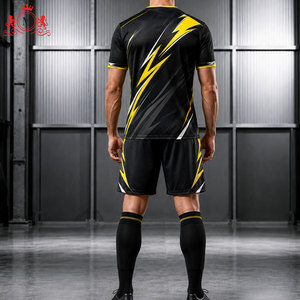 ชุดเสื้อฟุตบอลสีดำเหลืองแบบซับลิเมชั่นพร้อมกางเกงขาสั้น ระบายอากาศได้ดี ผลิตจากโพลีเอสเตอร์ สำหรับผู้ใหญ่ ชุดยูนิฟอร์มฟุตบอลชาย ตรวจจับรอยตะเข็บด้วยระบบเข็ม - Product Image 4
