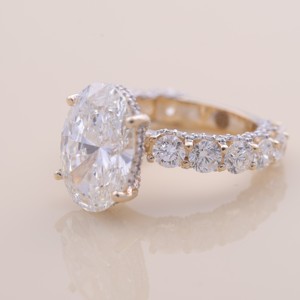 Anillo de Compromiso y Boda Avina Jewels con Diamante Cultivado en Laboratorio de Corte Ovalado Certificado por IGI, Chapado en Oro de 18K con Banda de Diamantes - Product Image 2
