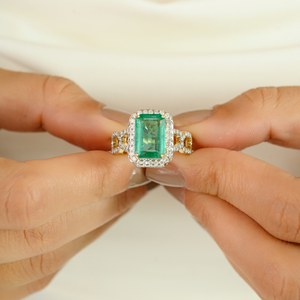 Piedra Preciosa Personalizada de 3.17ct. Anillo de Diseño Único con Esmeralda Zambiana y Diamantes, Joyería Audaz en Oro Amarillo Puro de 18K - Product Image 2