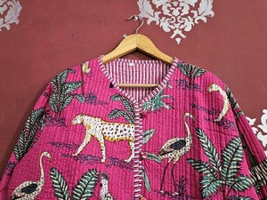 Chaqueta de Mujer Hecha a Mano en India, de Algodón Tejido, Acolchada, Reversible, con Estampado Animal, Manga Tres Cuartos, Cuello Camisero - Product Image 4