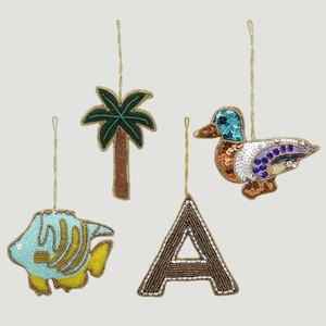 Juego de Adornos Colgantes Zari y con Cuentas – Decoración de Tela Bordada con Formas de Pájaro, Palmera, Alfabeto y Animales para el Hogar y Regalos - Product Image 3