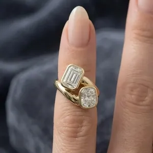 Anillo de diamantes moderno Toi et Moi en oro amarillo con diamantes de corte esmeralda y corte cojín con engaste de bisel y un elegante regalo. - Product Image 1