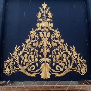 Parche Bordado a Mano con Láminas de Oro para Vestimenta Eclesiástica |   Motivo floral grande con cruz para cólidos litúrgicos, frontales de altar y estolas - Product Image 1