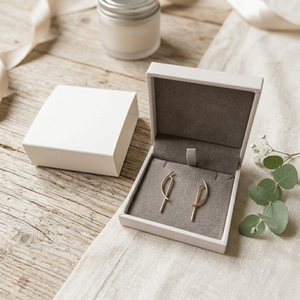 Boîte à bijoux en carton ondulé personnalisée avec fermeture magnétique |   Insert en éponge, emballage cadeau gaufré avec laminage mat, recyclable et portable - Product Image 4