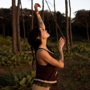 Top de Algodón Estilo Boho con Detalles de Flecos Tribales y Espalda Ajustable, Top Cómodo para Festivales y Estilo Veraniego - Product Image 1