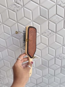 Nuevo Cepillo para el Cabello de Madera y Cuero Trabado a Mano con Patrón Tejido, Diseño Moderno Minimalista Hecho a Mano, Forma Rectangular para Uso Diario - Product Image 2