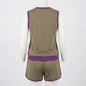 Conjunto deportivo sin mangas con estampado floral de 2 piezas para mujer, con top con cuello redondo y pantalones cortos por encima de la rodilla en verde oliva y morado - Product Image 2