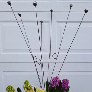 Piquets de jardin en métal noir hauts avec boule décorative en tête – Support de plantes extérieur moderne et minimaliste et ensemble d'accentuations pour pelouse - Product Image 1