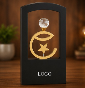 Trofeo de metal, cristal y madera con letra C dorada y diseño de estrella, placa de vidrio con logotipo grabado en relieve y base. - Product Image 1