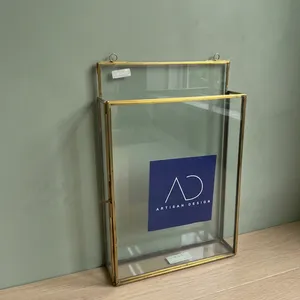 ARTISAN DESIGN Organisateur de coiffeuse moderne en laiton et verre en forme de maison avec cadre photo, décoration murale pour salon et chambre - Product Image 3