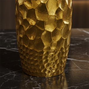 Vase à fleurs doré saisissant avec une texture martelée, une silhouette cylindrique et une finition réfléchissante pour une décoration intérieure élégante - Product Image 5