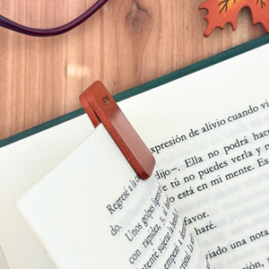 Marcapáginas de cuero con diseño de hoja de arce premium, accesorio de lectura hecho a mano para bibliotecas, escuelas y colecciones personales a bajo precio. - Product Image 6
