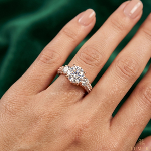 Anillo de Compromiso de Lujo en Oro Rosa de 14K y Chapado en Oro de 18K con Tres Diamantes, Corte Redondo, Pavé, Certificado IGI, Anillo de Boda para Mujer - Product Image 6