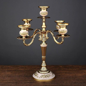 Centre de table en laiton poli doré, style candélabre multi-lumières, avec bras à motifs classiques, disponible à prix de gros. - Product Image 2