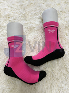 Chaussettes de sport en coton à épaisseur standard, style basique, avec logo personnalisé, pour jeunes hommes et femmes, pour le basketball, le football, le tennis, le pickleball - Product Image 2