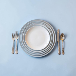 Plato de Melamina Azul Claro y Blanco, Diseño Minimalista, Vajilla de Grado Alimenticio No Tóxica para Fiestas y Bodas - Product Image 1