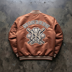 Veste de baseball en satin OEM pour femme, style urbain hiver, broderie, boutonnée, en soie, type bomber, manteau universitaire pour femme - Product Image 2