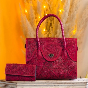 Bolso Bandolera Compacto de Cuero Genuino Venus con Diseño Floral y Patrón de Letras Hecho a Mano, Estilo Western, con Cremallera para Mujer - ¡Gran Venta! - Product Image 2