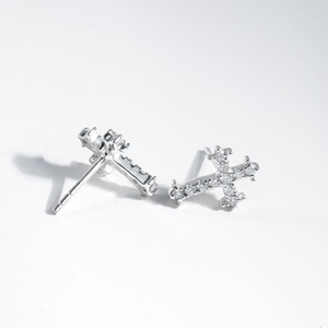 Boucles d'oreilles modernes en or avec croix en diamant, bijoux minimalistes, inspirés de la foi, bijoux religieux raffinés, cadeau significatif pour elle - Product Image 3