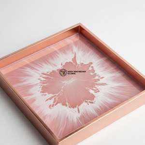 Plateau contemporain en résine rose avec accent doré |   Plateau en résine rose contemporain de qualité supérieure avec accent doré |   Table de qualité supérieure - Product Image 3