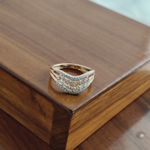 แหวนทองคำขาว 18K ประดับเพชรทรงตัววี ดีไซน์เรียงหลายแถว สำหรับผู้หญิง สวยหรู เหมาะสำหรับงานแต่งงาน งานเลี้ยง หรือใส่ในชีวิตประจำวัน เป็นของขวัญ - Product Image 3