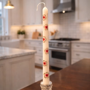 Bougie en cire de soja et paraffine conique, peinte à la main avec des accents floraux rouges et dorés, ajoute une touche d'élégance pour la décoration de Noël à la maison - Product Image 1