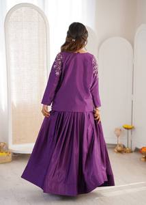 Vêtements et accessoires ethniques indiens : Ensemble en soie mousseline épaisse, Lehenga évasé uni, Blouse brodée, Veste Koti (HK 67) - Product Image 6