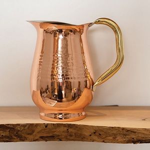 Ensemble de carafes en cuivre pour une élégance sophistiquée de la table, service de boissons en métal avec verres, durable et réutilisable pour le service à table. - Product Image 4