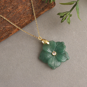 Collar con colgante floral de aventurina verde tallado a mano con incrustaciones de circonitas diminutas y cadena chapada en oro de 18k. - Product Image 3