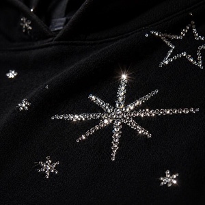 Sudadera con Capucha Negra, Diseño con Pedrería, Estampado Brillante, 100% Algodón Felpa, Transpirable, Corte Regular, Ropa de Invierno para Hombre - Product Image 4