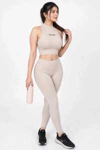 Camiseta Deportiva Corta de Punto Acanalado Beige para Mujer, Cuello Alto, Sin Mangas, con Logotipo Frontal, para Gimnasio - Product Image 3