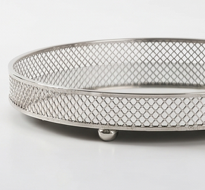 Plateau de service tendance en aluminium et verre avec un élégant découpage rond, parfait pour la présentation élégante de cosmétiques - Product Image 2