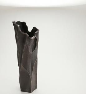Vase à fleurs moderne en métal noir mat, centre de table de luxe à bords bruts et organiques, récipient décoratif pour la maison, vente en gros - Product Image 3