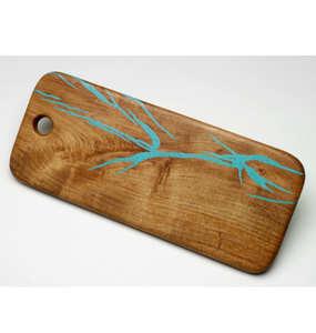 Planche à découper artisanale en résine époxy et bois River Art pour couper les fruits, les légumes et la viande, pour la cuisine. - Product Image 6