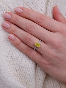 แหวนเพชรทรงรีสีเหลือง 2.85 กะรัต เพชรเลี้ยงในห้องปฏิบัติการ ดีไซน์แบบครึ่งวงนิรันดร์ สำหรับงานแต่งงาน/แหวนหมั้นสำหรับผู้หญิง - Product Image 4