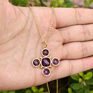 Collier pendentif crucifix plaqué or, minimaliste, avec pierre précieuse améthyste violette, motif croix, chaîne réglable - Product Image 4