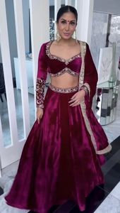Conjunto de Lehenga de terciopelo con diseño de hilo Dori y Zari, blusa de terciopelo y dupatta. - Product Image 4