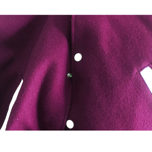 Chaqueta Varsity Personalizada de Primera Calidad, Cuerpo de Lana Azul Marino con Mangas de Cuero Blanco y Decoración Bordada - Product Image 4
