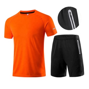 Traje de jogging de verano personalizado para hombre, conjunto corto de 2 piezas con 100% de algodón, camiseta en blanco y pantalones cortos - Product Image 1