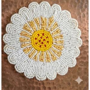 แผ่นรองแก้วลายดอกเดซี่ทรงกลมประดับลูกปัด งานแฮนด์เมด ตกแต่งโต๊ะอาหาร แผ่นรองแก้วกาแฟ อุปกรณ์ตกแต่งโต๊ะอาหารสุดหรู ของตกแต่งบ้านมีสไตล์ - Product Image 3