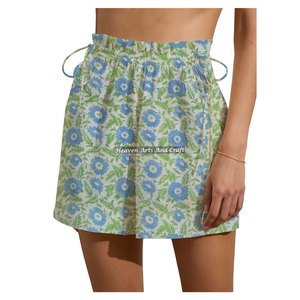 Shorts d'été amples en coton imprimé multicolore style urbain avec cordon de serrage élastique, idéal pour le sport et les sorties décontractées - Product Image 4