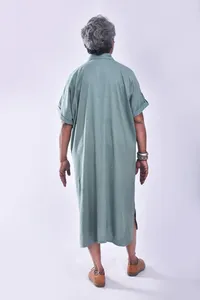 เดรสคอปกสไตล์โบฮีเมียนแบบขายส่ง เป็นมิตรกับสิ่งแวดล้อม แขนระบายพลิ้วไหว ทรงแม็กซี่ สีพื้น สำหรับร้านค้าบูติก - Product Image 3