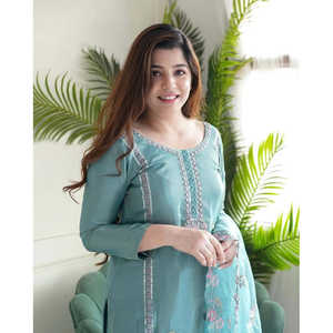 Ensemble de vêtements de fête pour femmes de créateur avec fil à broder et paillettes - Product Image 2