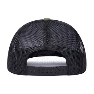 Gorra trucker elegante de dos tonos con malla trasera clásica y cierre ajustable para streetwear. - Product Image 4