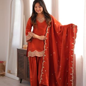 Ensemble Kurta Farshi Shalwar en soie romaine pour femme avec broderie, travail de sequins, de Dori et de Jari, et dupatta style châle, entièrement cousu R - Product Image 5