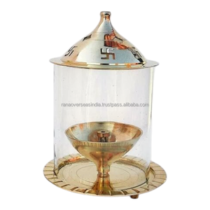 Lampe à huile religieuse en laiton de style authentique avec chambre en verre et dessus conique ornemental pour la décoration des temples indiens et les expositions festives - Product Image 3